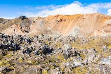 kayalar ve Laugahraun lav field yakınındaki dağ