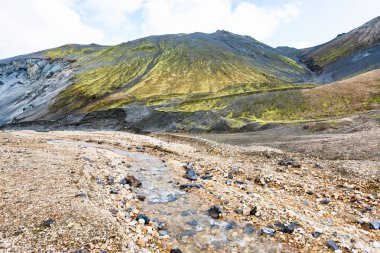 İzlanda'daki Graenagil kanyonda nehir alt