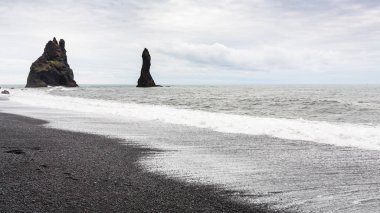 Reynisdrangar Bazalt kayaların üzerinde Reynisfjara Beach