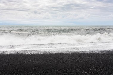 İzlanda'daki Reynisfjara plajda Ocean surf