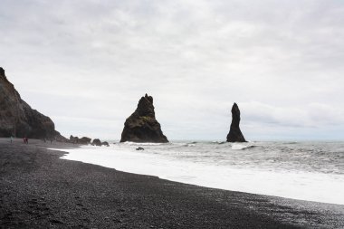 Reynisfjara Beach Reynisdrangar bazalt taşlarla