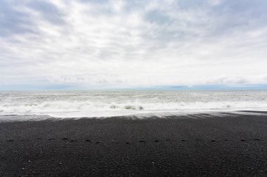 okyanus sörf İzlanda'daki Reynisfjara siyah sahilde