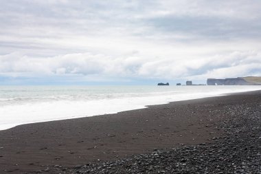 Reynisfjara plaj ve görünümünü Dyrholaey kayalar