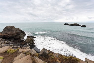 İzlanda'daki Vik village yakınındaki Atlantik Okyanusu kıyısında