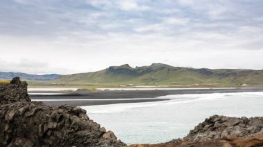 Atlantik Okyanusu'nun sahil sonbahar Vik köyü yakınlarında