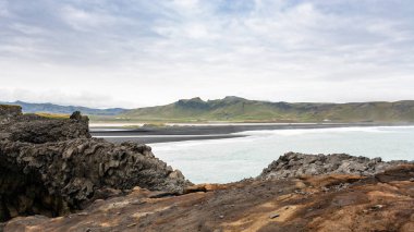 Sonbaharda Vik village yakınındaki Atlantik kıyı şeridi