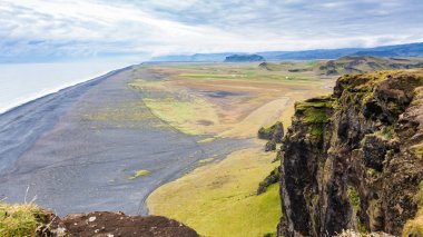 Solheimafjara plaj Dyrholaey cliff görünümünü