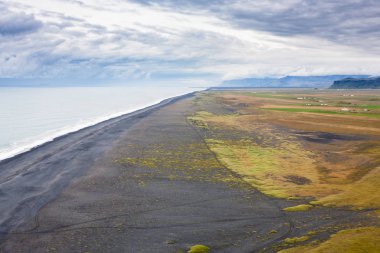 Dyrholaey cape Solheimafjara sahilinden görünümü