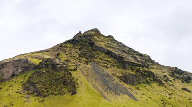 İzlanda'daki Skogafoss waterfal yakınında yeşil dağ