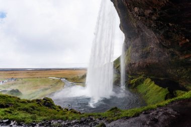 ıslak yol etrafında Seljalandsfoss şelale