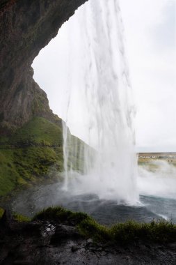 Seljalandsfoss mağara şelale ıslak yolda