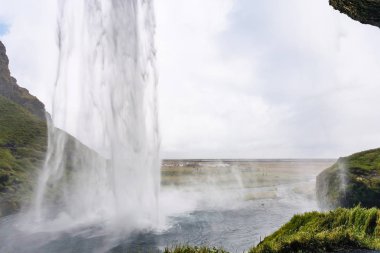 Seljalandsfoss şelale mağara üzerinden görünümünü