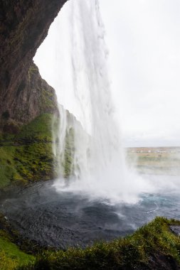İzlanda'daki Seljalandsfoss şelale manzarası içinde