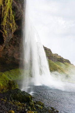yan görünümü su akışı Seljalandsfoss şelale