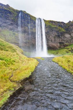 Seljalands Nehri ve Seljalandsfoss şelale