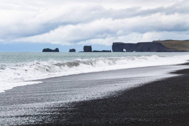 Reynisfjara siyah kum plaj ve Dyrholaey görüntülemek