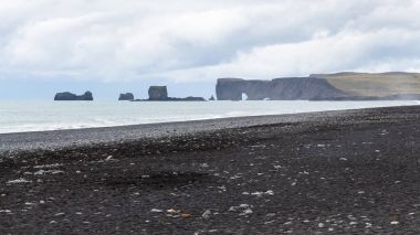 Reynisfjara siyah plaj ve Dyrholaey cape görünümünü