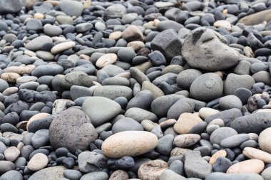 Vik Reynisfjara plajda yüzeyi kömür topakları