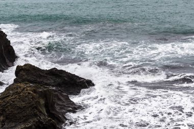İzlanda'daki Atlantik Okyanusu sörf