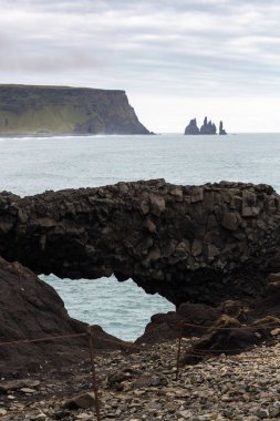İzlanda'daki Kirkjufjara Sahilde taş kemer