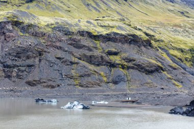 Solheimajokull buzul yakınındaki havuzunda eriyen kar