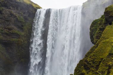 İzlanda'daki Skogafoss şelale su akar