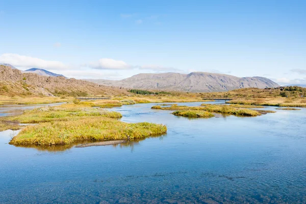 Rivière dans la vallée du parc national de Thingvellir — Photo