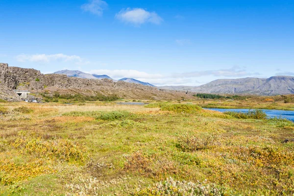 Vallée de rift avec rivière Oxara dans le parc Thingvellir — Photo