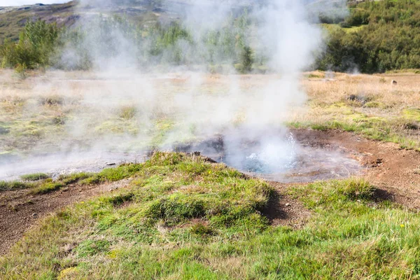 Krater in de Haukadalur geiser gebied in de herfst — Stockfoto