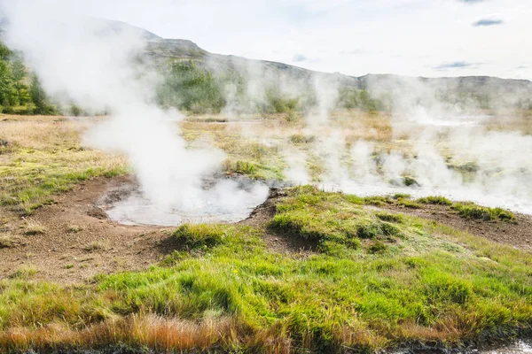 Geyser pool i Haukadalur på Island hösten — Stockfoto