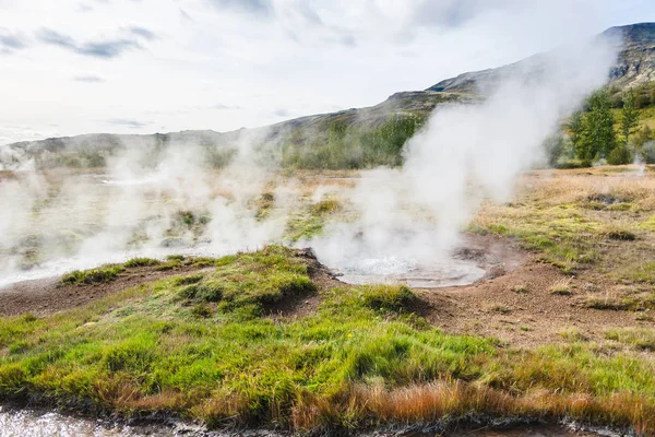 アイスランドの Haukadalur 渓谷の間欠泉プール — ストック写真