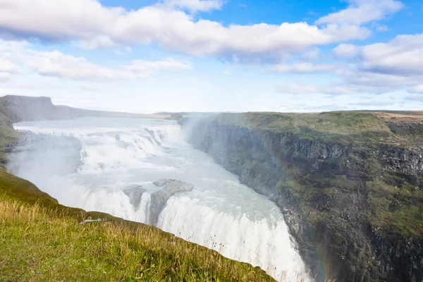 Regenboog in water spray over Gullfoss waterval — Stockfoto