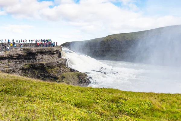 Turistas en la plataforma de observación cerca de la cascada —  Fotos de Stock