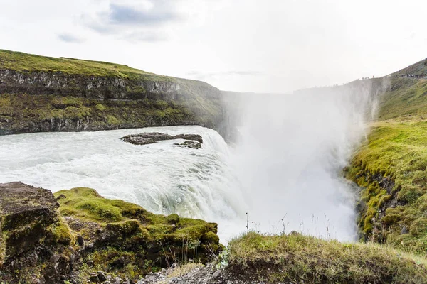 Przepływu wodospad Gullfoss, w kanionie Olfusa — Zdjęcie stockowe