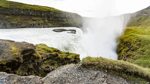 Gullfoss şelale Kanyonu'geçerli su