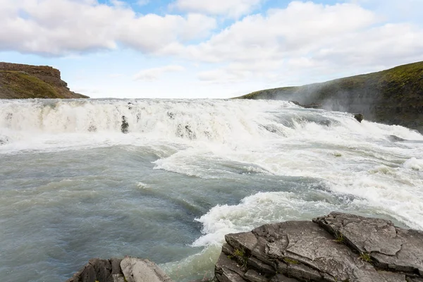 Água nas corredeiras da cachoeira Gullfoss no cânion — Fotografia de Stock