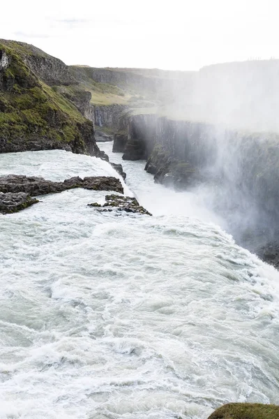 Gullfoss şelale Kanyonu Olfusa nehir düşüyor