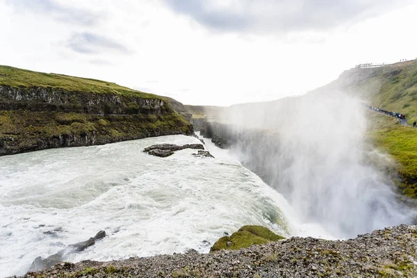 Kanyon üzerinden şelale ve su sprey akışı