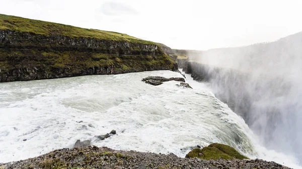 Flujo de cascada Gullfoss y pulverización sobre el cañón — Foto de Stock