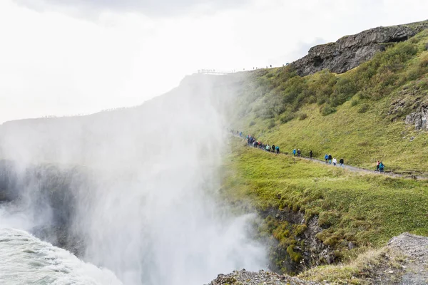 Spray de agua de la cascada Gullfoss en el cañón —  Fotos de Stock