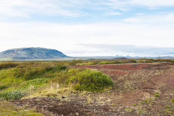 Flaches Land mit altem Vulkan in Island — Stockfoto
