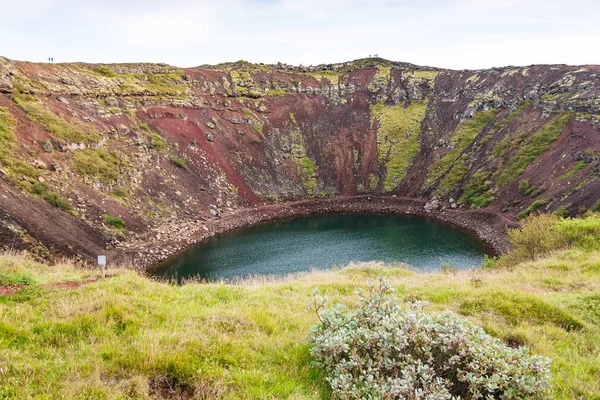 Viejo cráter volcánico con lago Kerid en Islandia —  Fotos de Stock