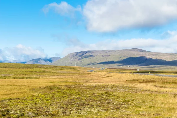 Paesaggio con strada in Islanda in giornata di sole — Foto Stock