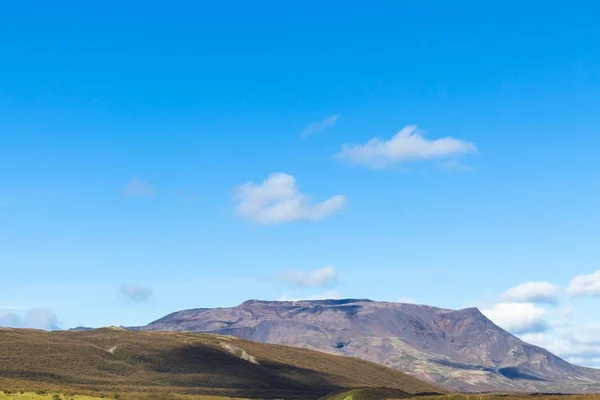 Ciel bleu sur la montagne en Islande en septembre — Photo