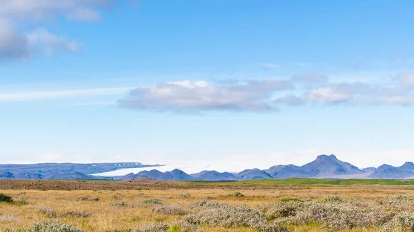 Μπλε ουρανό πάνω από το ισλανδικό τοπίο το φθινόπωρο — Φωτογραφία Αρχείου