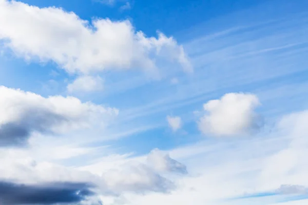Białe chmury w błękitne niebo w Islandii — Zdjęcie stockowe