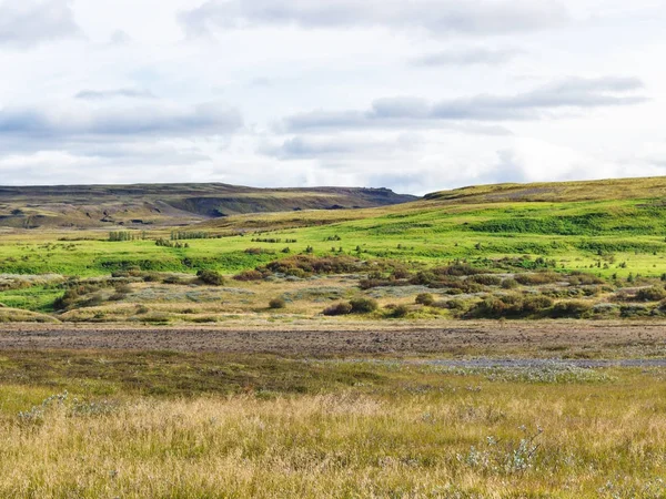 Colina verde cerca de Biskupstungnabraut carretera en Islandia — Foto de Stock