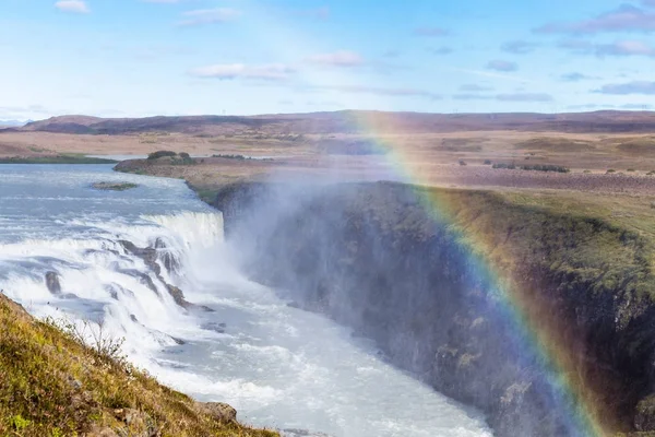 Arcobaleno sulla cascata di Gullfoss nel canyon — Foto Stock