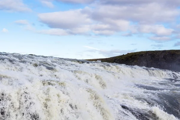 Blick auf Stromschnellen des Gullfoss-Wasserfalls aus nächster Nähe — Stockfoto