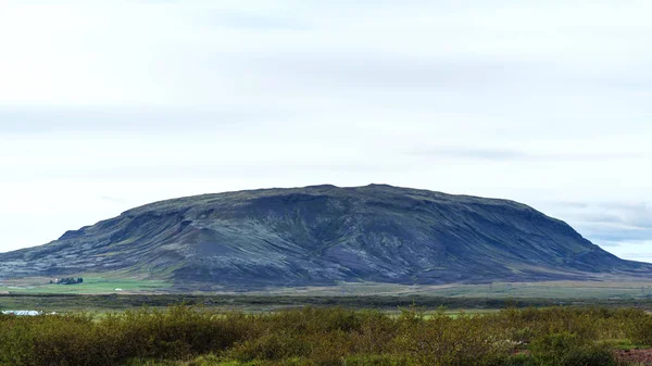 Isländische Landschaft mit Hügel im September Abend — Stockfoto